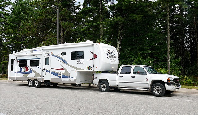 fulltime-rvers-living-traveling-in-this-2006-cardinal-fifth-wheel-trailer